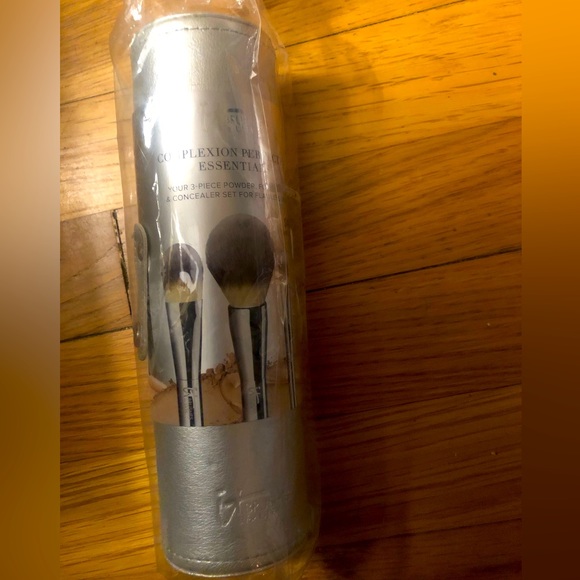 IT COSMETICS Complexion Perfection Essentials MU Brushes, Sealed. - Picture 2 of 3